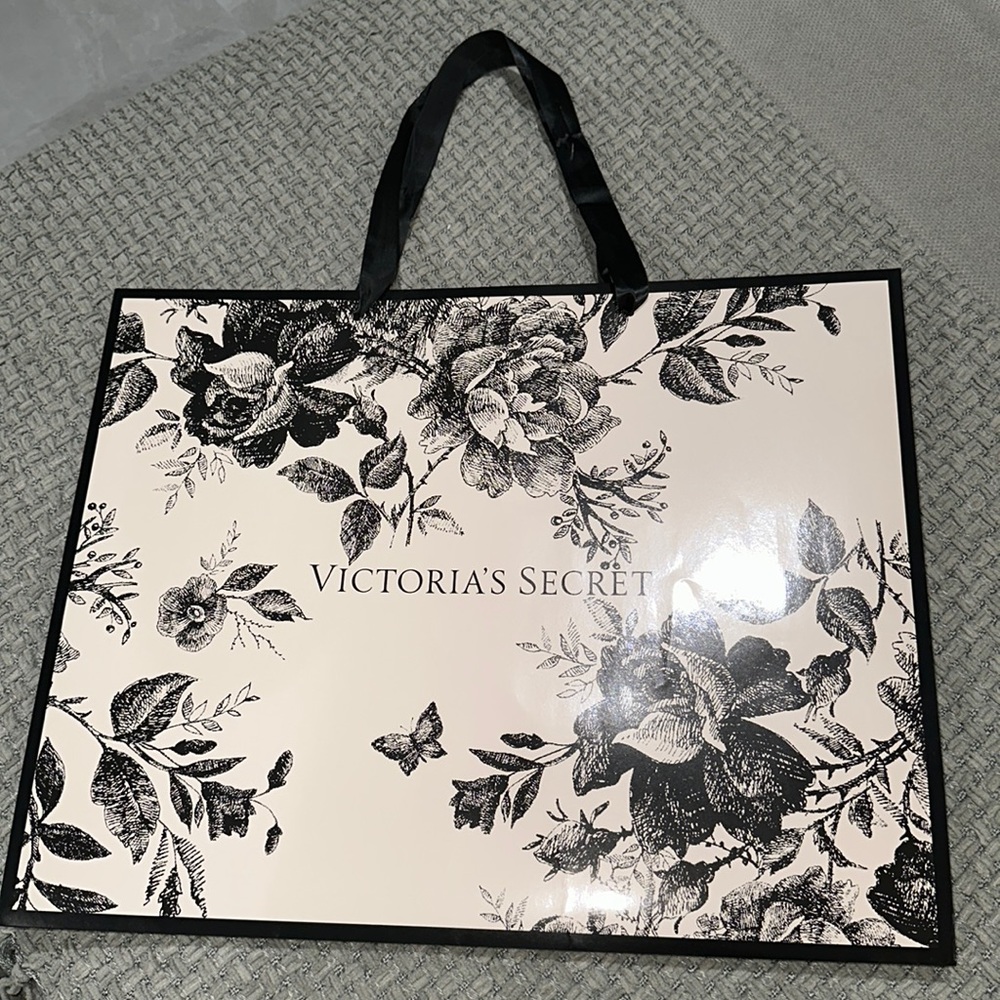 Victoria’s Secret big shopping gift bag